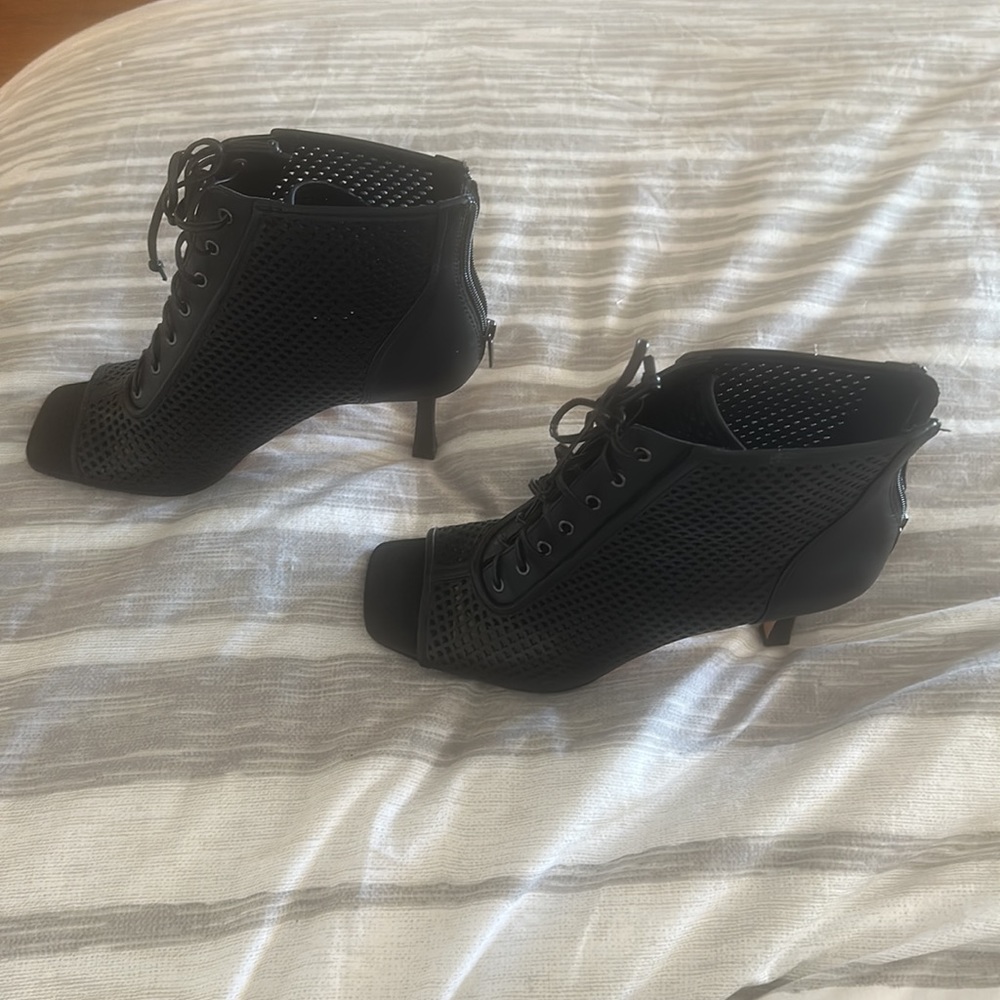 Vince Camuto open-toed booties with meshed sides - Picture 3 of 6